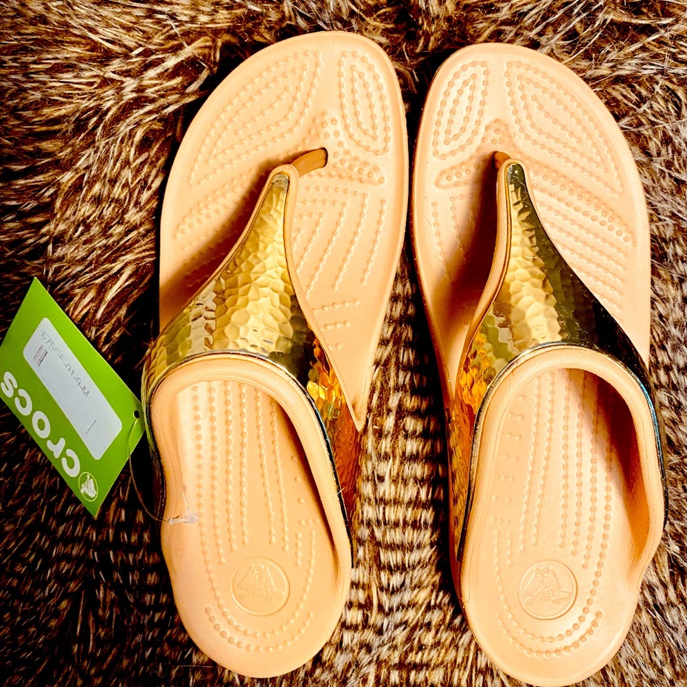 💖 NWT Crocs flip-flop wedges! Gold shine  summer sandals! 💖